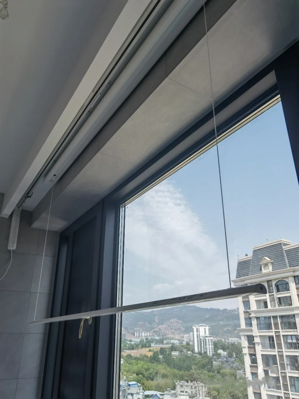 只有一个阳台又如何，学他晾衣杆装窗帘盒里，分分钟拯救室内颜值