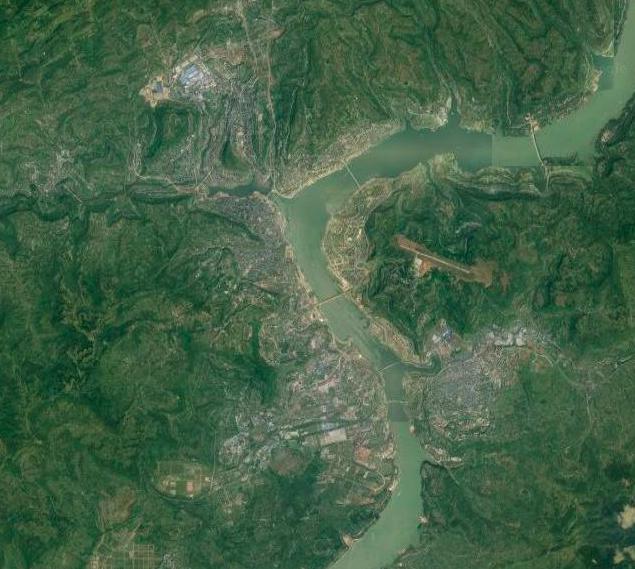卫星上看重庆万州：城市被长江隔开，机场建在一座山上