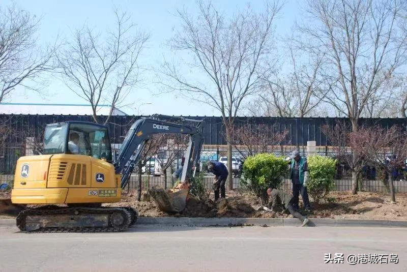 向坚守岗位的一线工人致敬,向坚守在户外的劳动者致敬