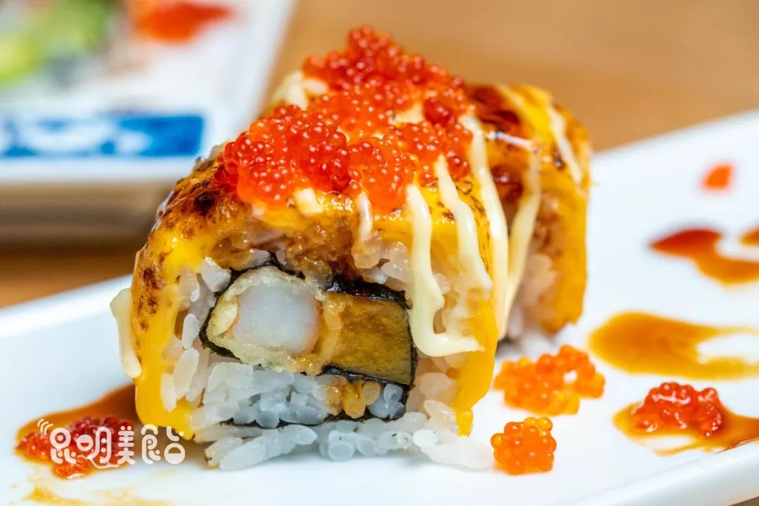 在昆明，第一次见200斤的大鱼，蘸着芥末生吃超爽