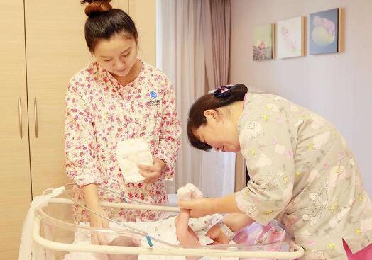 宝宝尿布疹红屁股怎么回事,宝宝屁屁红疹子是怎么引起的