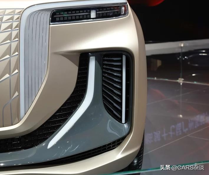 全新红旗E115国内首发，4秒内加速破百，这车标几个意思？