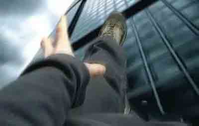 跳楼一般会受什么伤,跳楼所承受的压力