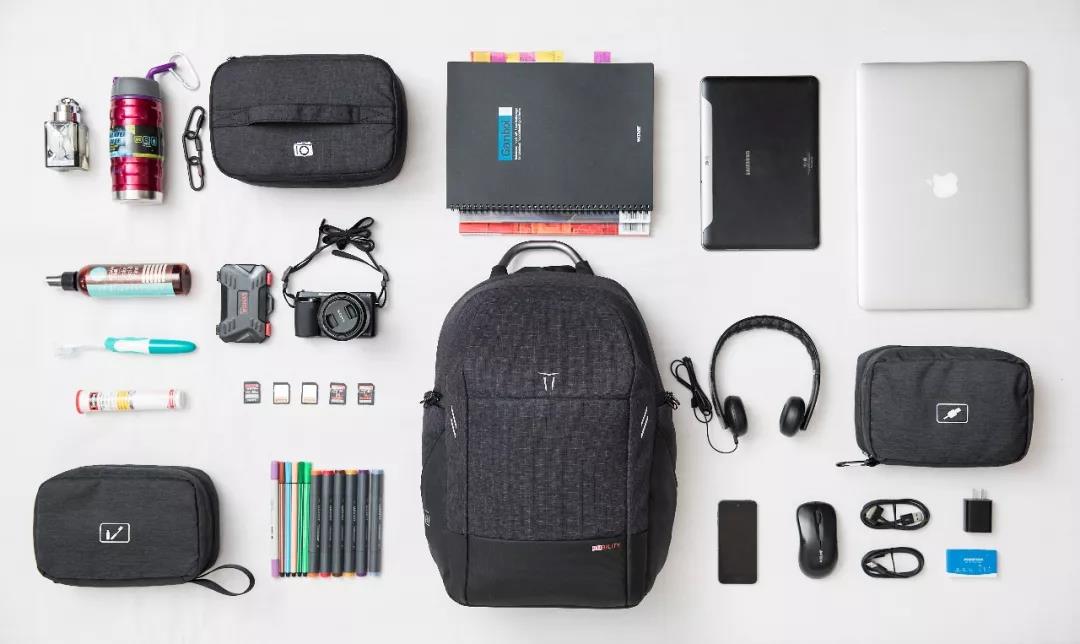 一个英国潮牌户外背包，如何做到颜值、防盗、收纳并存？