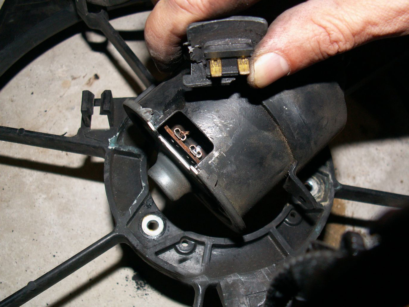 轿车散热风扇不转导致开锅,汽车散热器开锅怎么解决