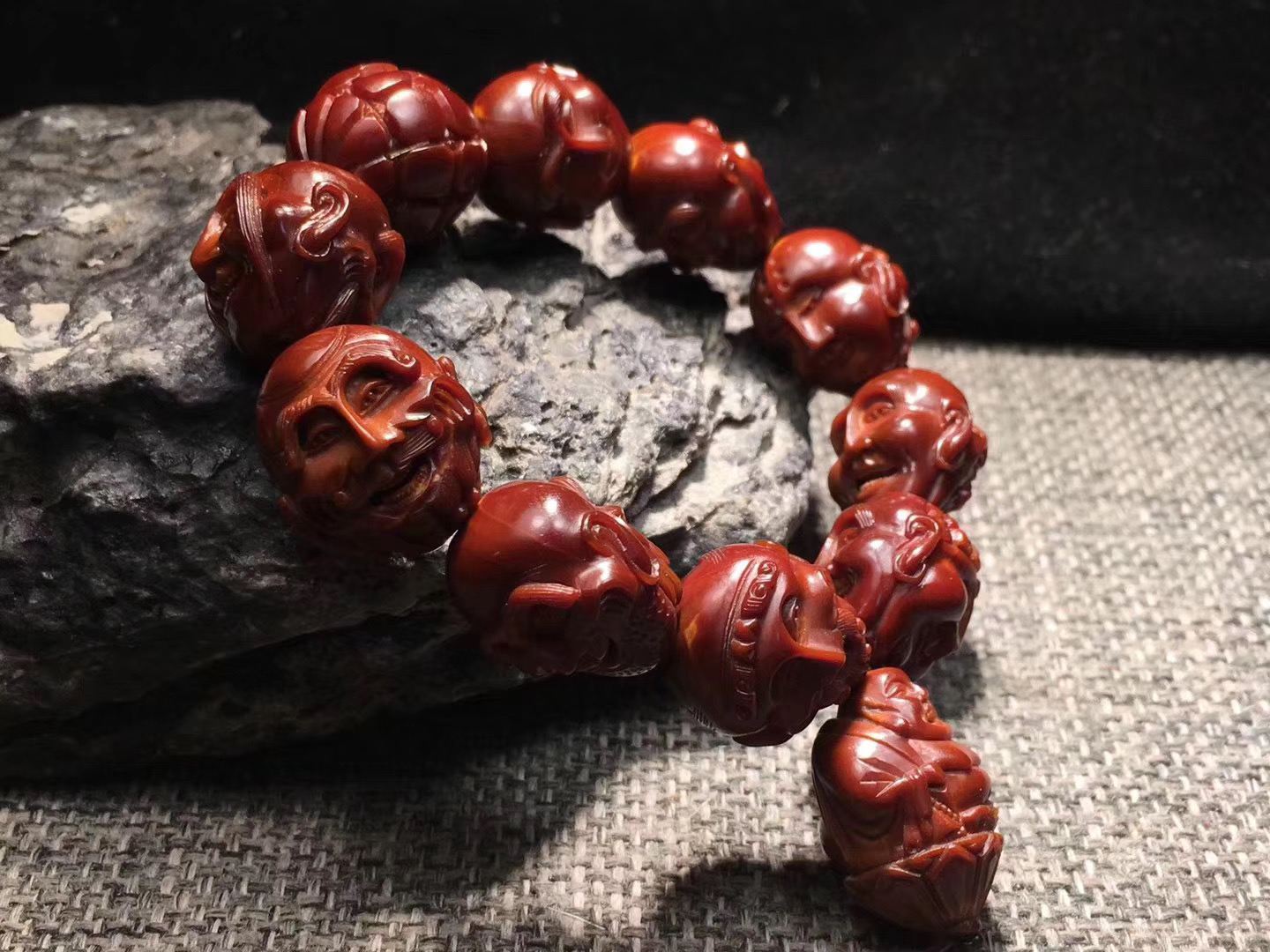 橄榄核雕如何分辨机雕和手修,橄榄核雕有黄斑怎么处理