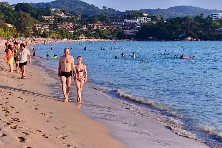 100多名缅甸青年在泰国普吉芭东海滩，持械斗殴