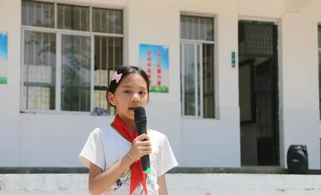 如何帮助孩子克服上台恐惧,孩子上台胆小该如何教育