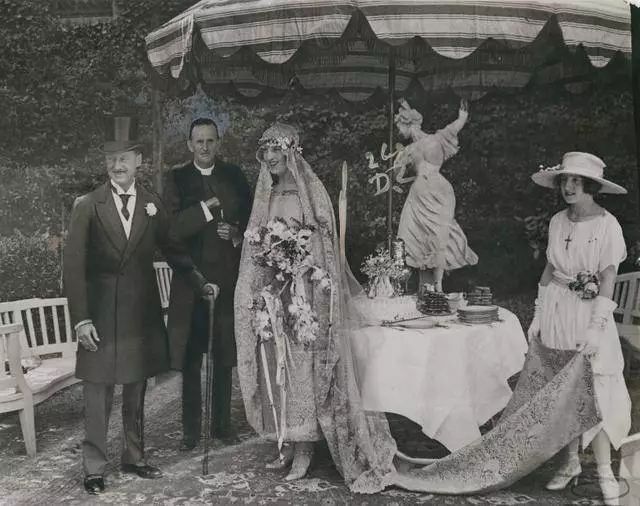 她是美国最富有的女人，却被丈夫冷落，她出轨，首相都为她求情