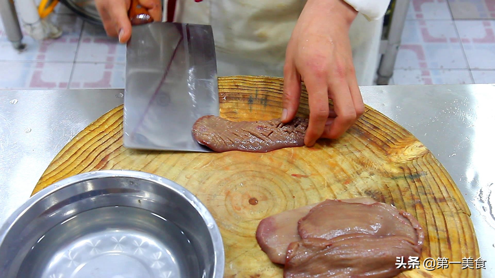 厨师长教你火爆腰花，腰花不腥不臊原来有决窍，这做法正确正宗