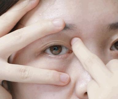 眼霜的正确涂抹手法是怎样的 (涂眼霜的正确手法到底是怎么样的)