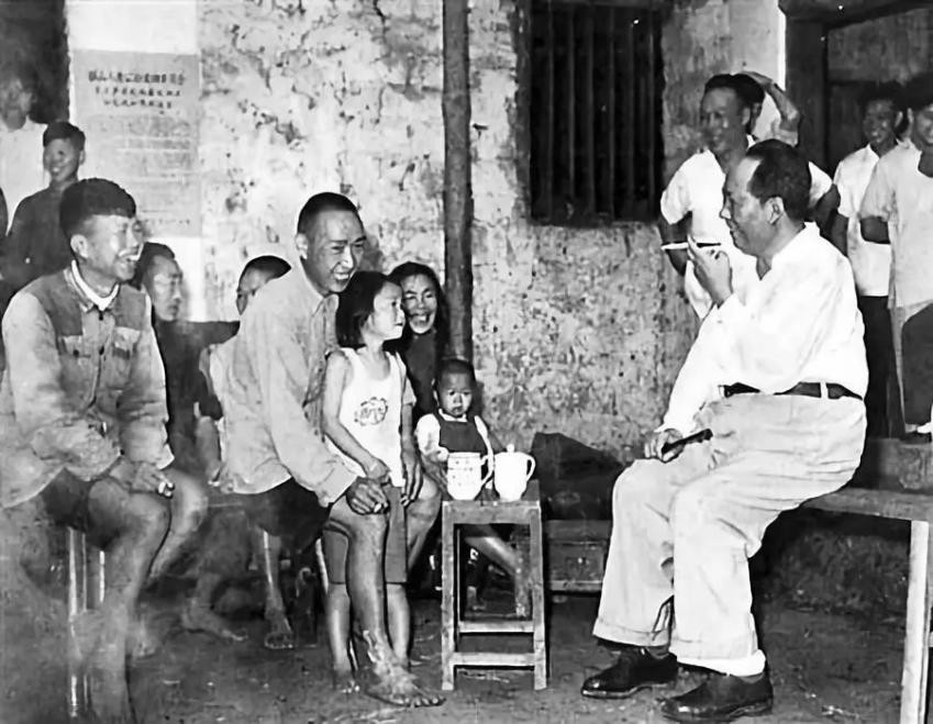 毛主席和群众一起抽旱烟，压力大时一天50根，革命胜利后戒掉没？