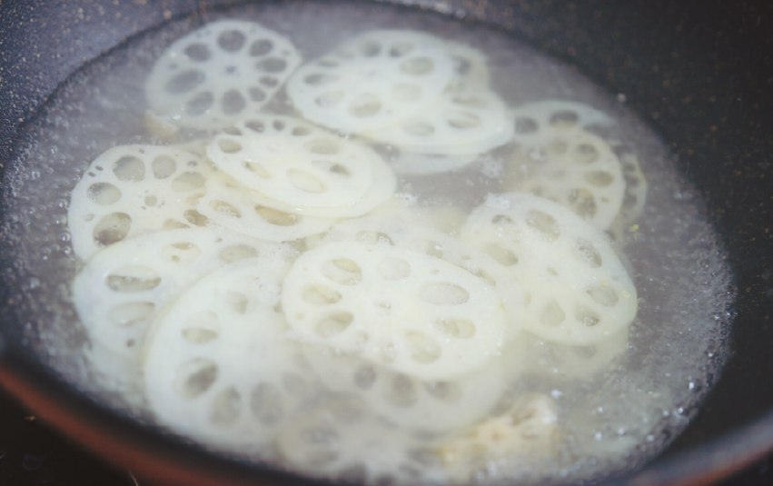 为什么莲藕炒熟变黑,为何莲藕一焯水就变黑