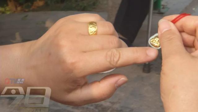 老人去青海旅游买玉,老人拿金首饰换硬金