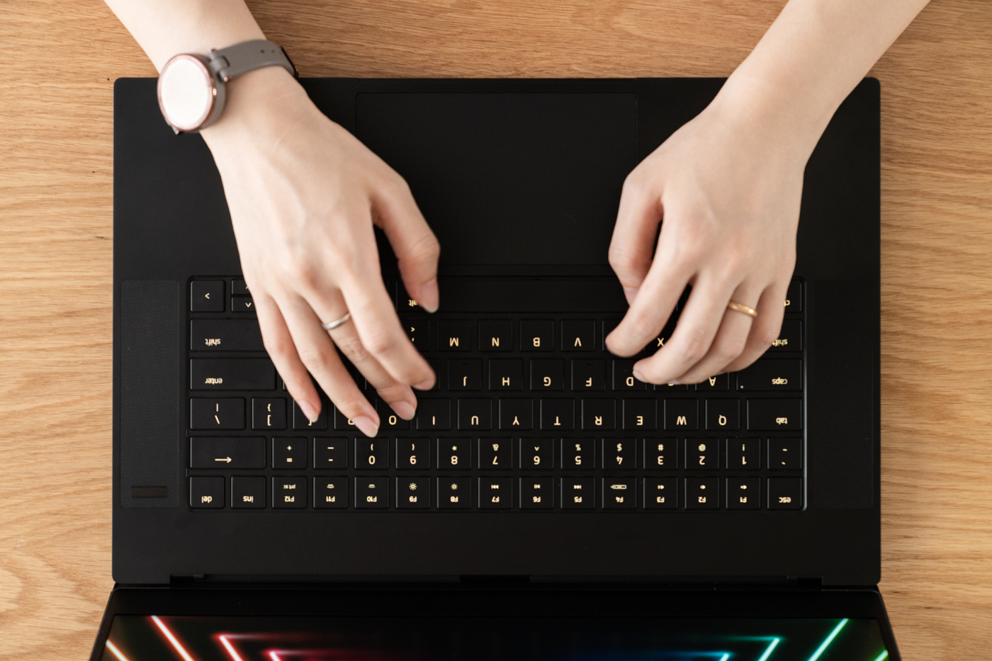 雷蛇灵刃15标准版精英版对比,雷蛇灵刃15标准版对比精英版