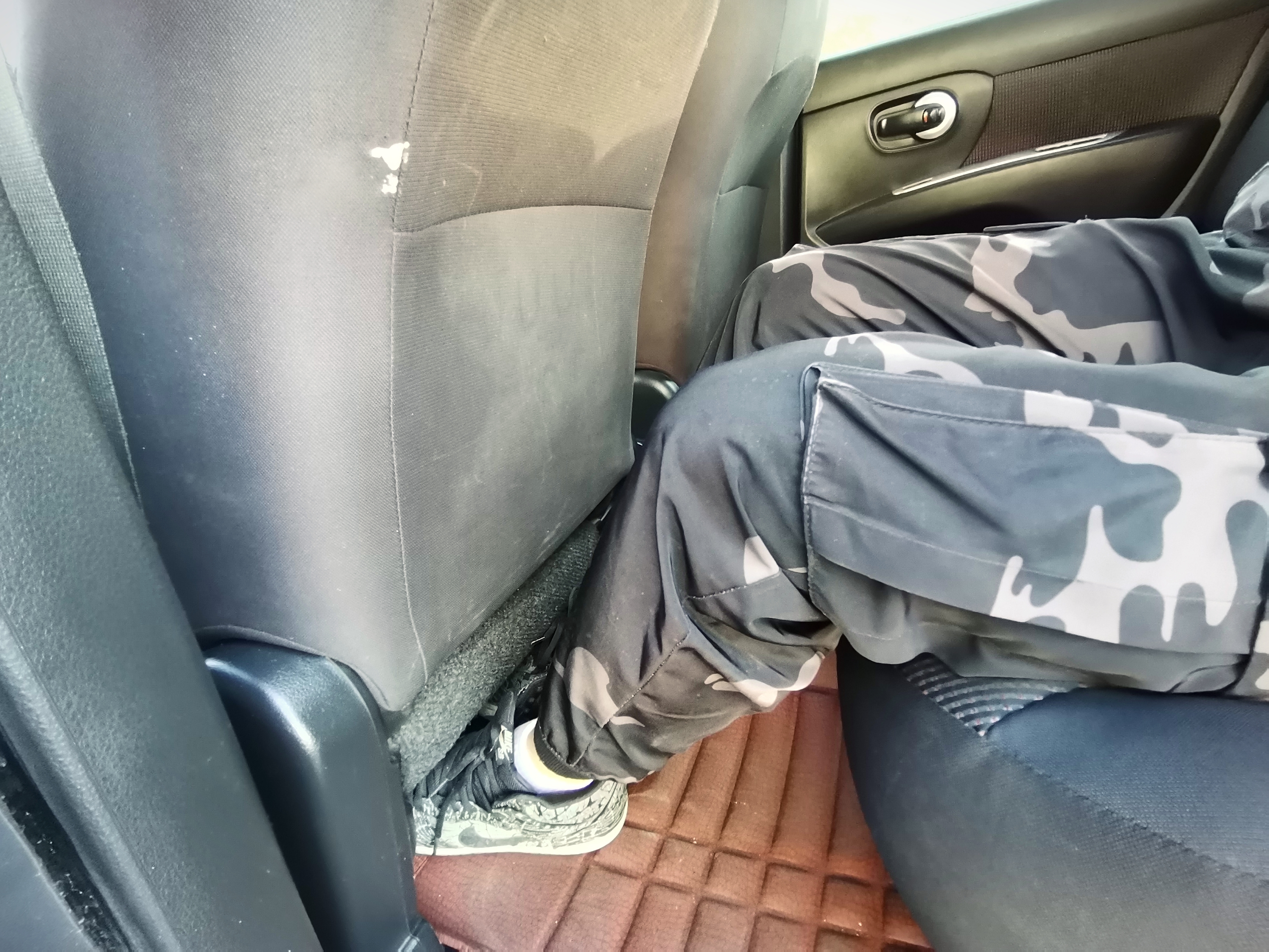 日产小面包车,实用家庭代步车日产骊威