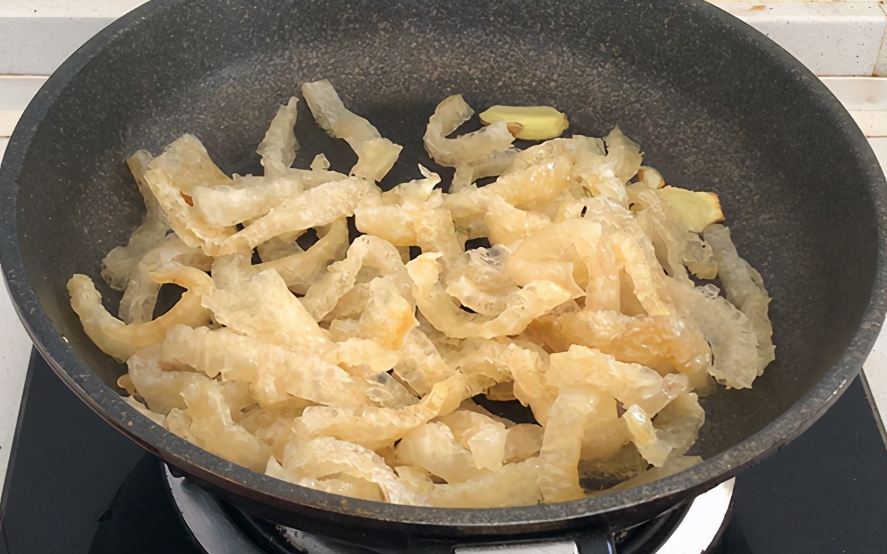 剔除瘦肉的猪皮怎么吃,剔下来的猪皮怎么烧不卷