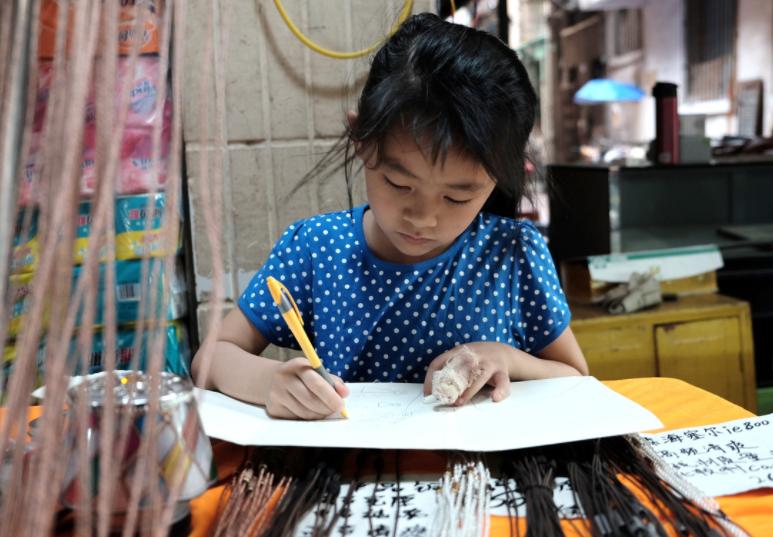 小学生总是为写作文发愁怎么办,孩子写作业犯愁怎么教育