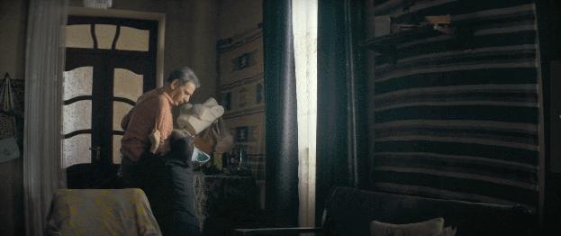 《文胸奇缘》：火车司机拿着文胸到处寻找失主，这影片太不正经了