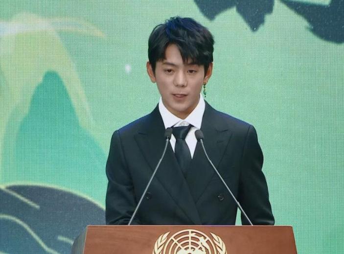 又一行走的招生简章火了，运动会举牌女生刷屏，可网友不买账