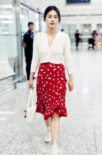 马思纯全新暗黑风穿搭,马思纯惊艳写真绿色裙子