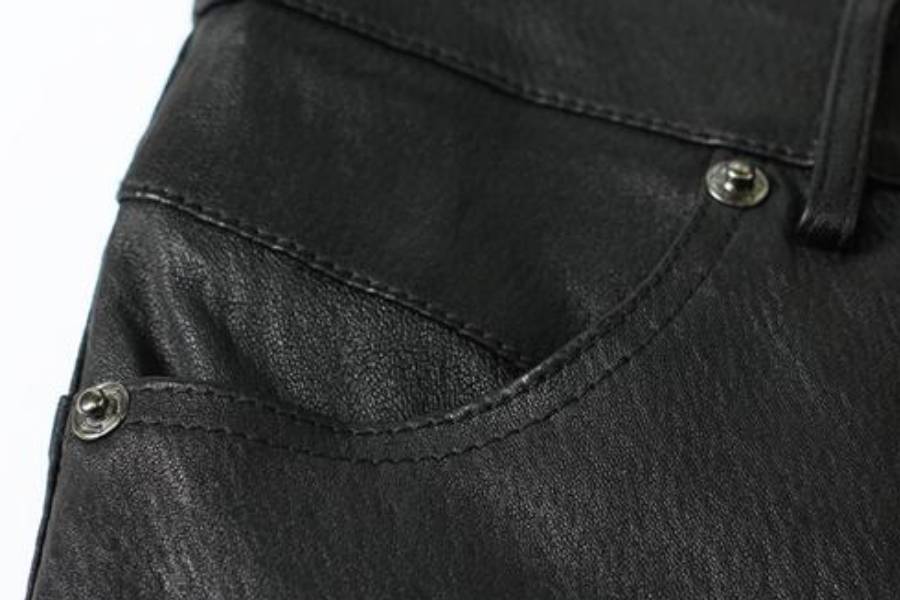 皮裤皱巴巴怎么处理,皮裤穿身上一会就褶皱怎么解决