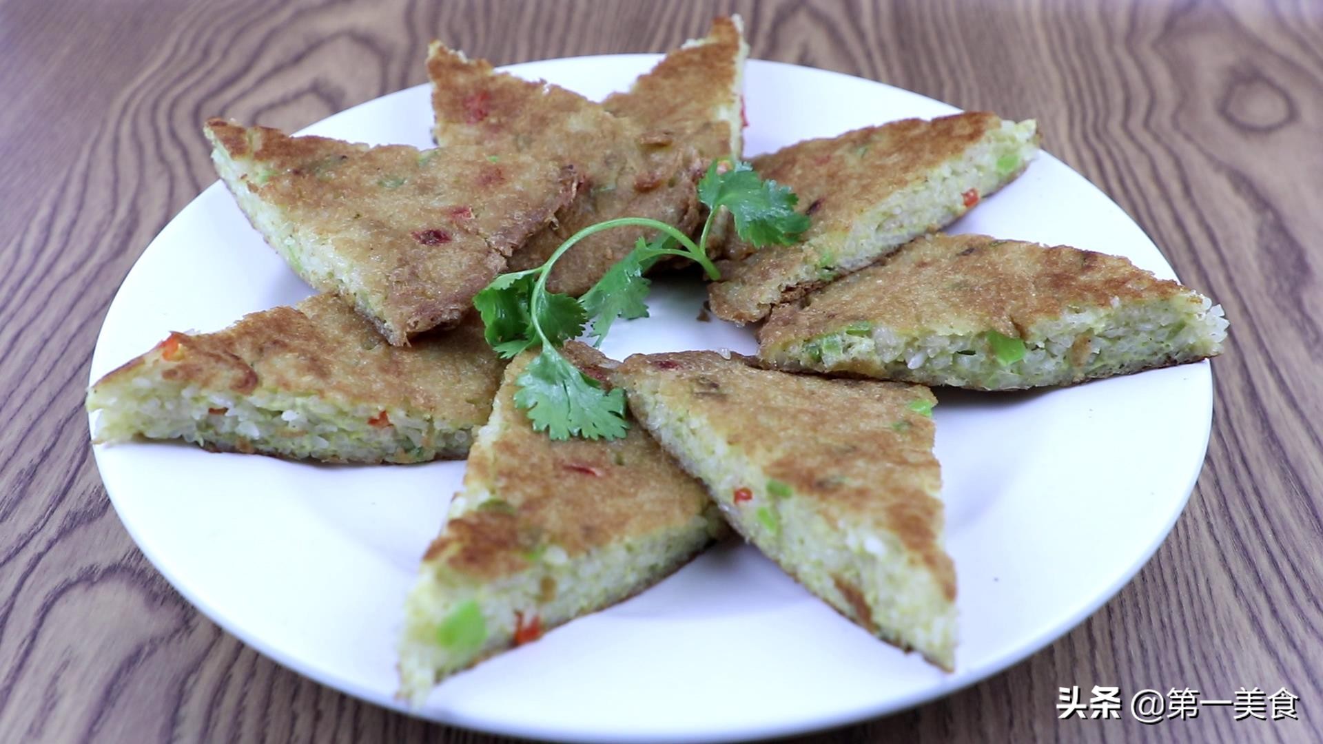 剩米饭只会做蛋炒饭？这道糯米鸡蛋饼，过程同样简单，美味又营养