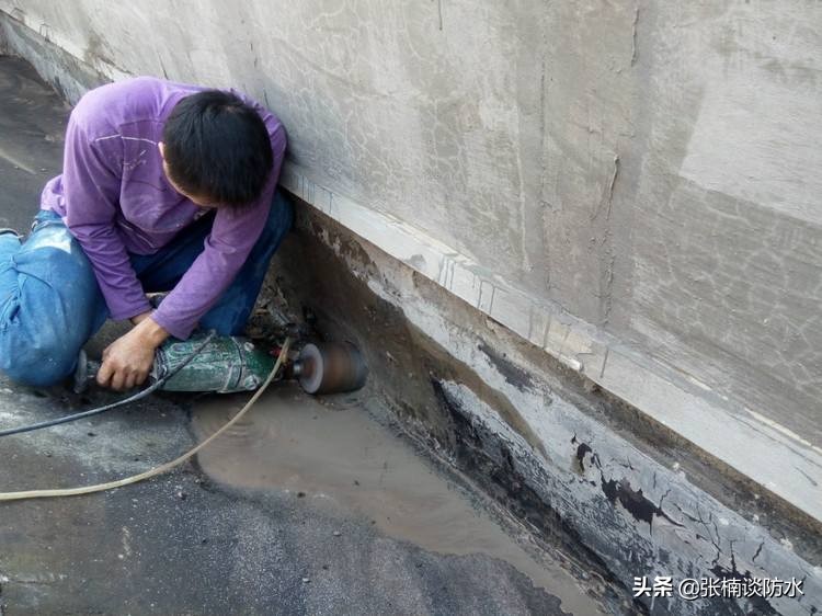 屋顶积雪达到什么程度必须清除,南方屋顶积雪最好的清理办法