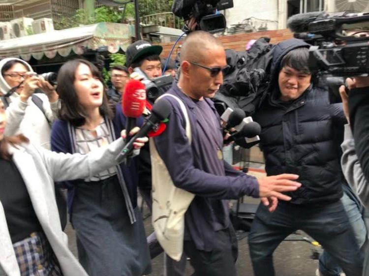 钮承泽被曝性侵后剃光头现身警局：我已被判处“死刑”