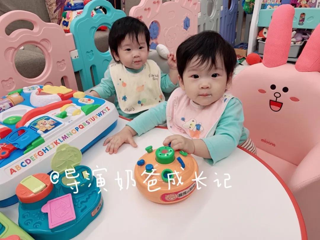 发育迟缓的宝宝玩什么玩具 (婴儿每月发育规律及对应玩具)