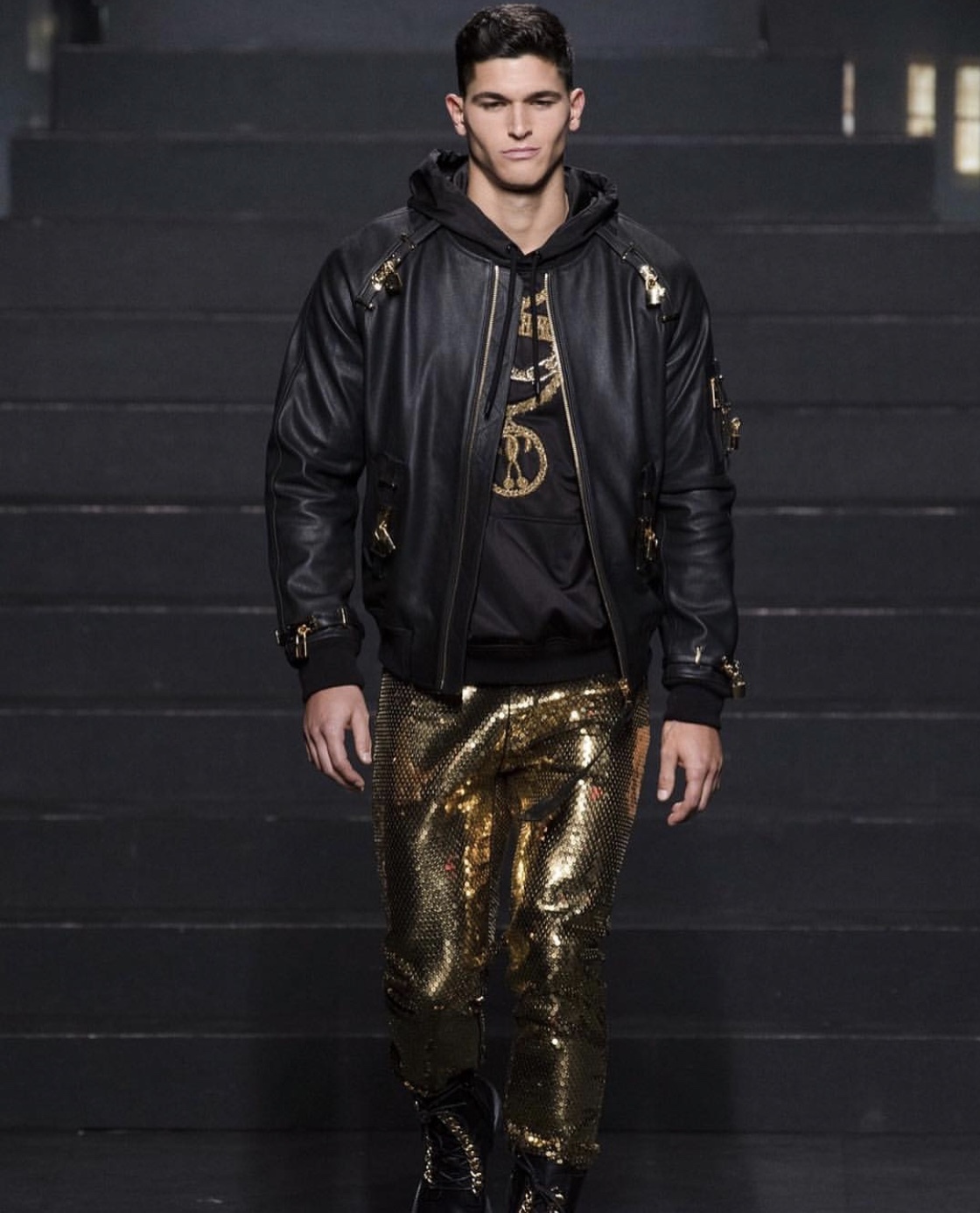 完成学业重新复出，黄金比例的小狼男模狗能否通过时尚的重新洗牌