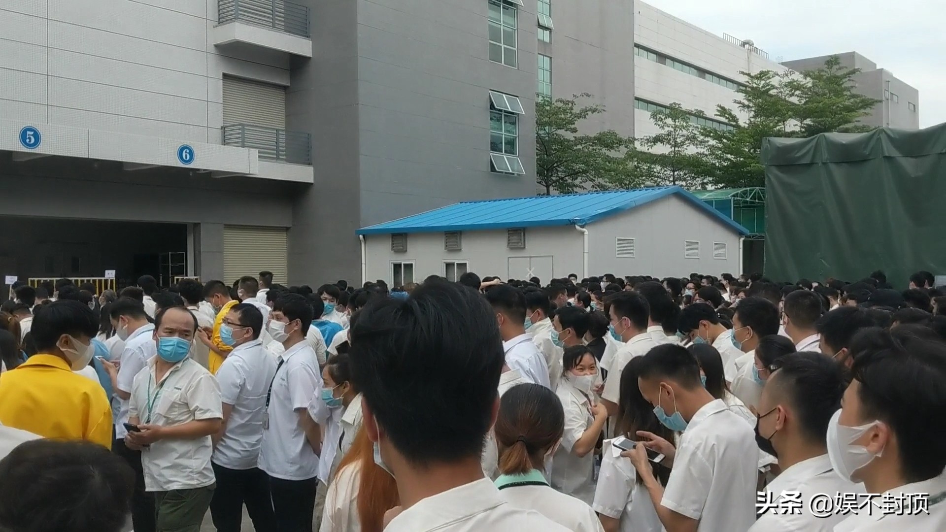 东莞27000人的电子厂，员工还上着班，全部都被叫出去集合了