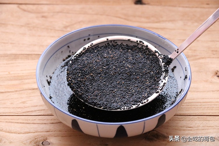 教你黑芝麻养生又简单的吃法,黑芝麻怎么做芝麻丸简单