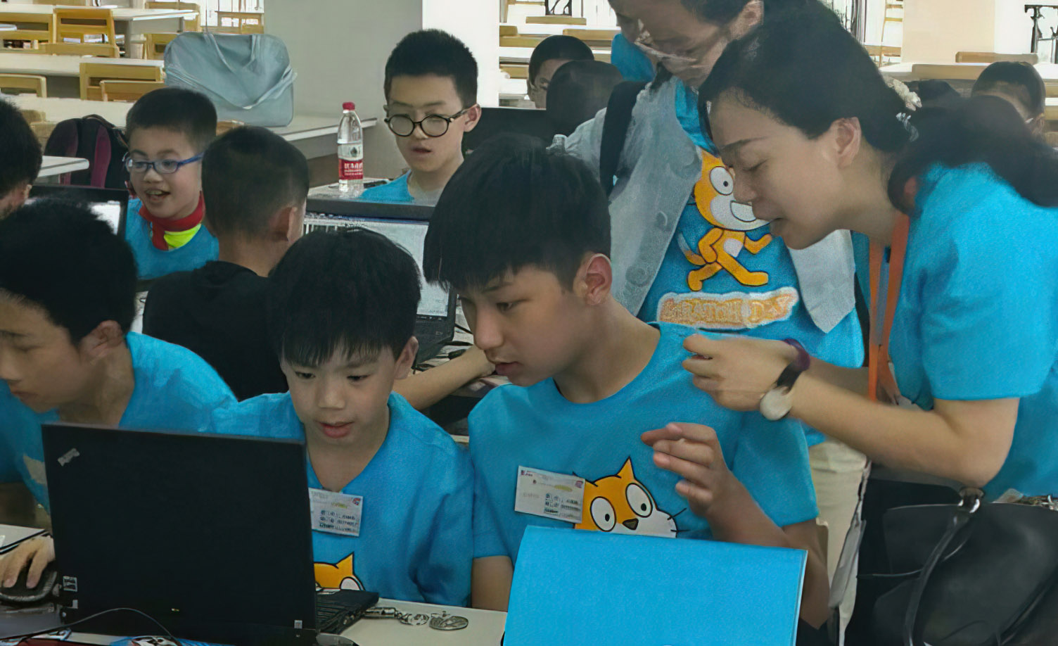 12岁少年成为家里顶梁柱,独自照顾残疾母亲,孝心感动无数人