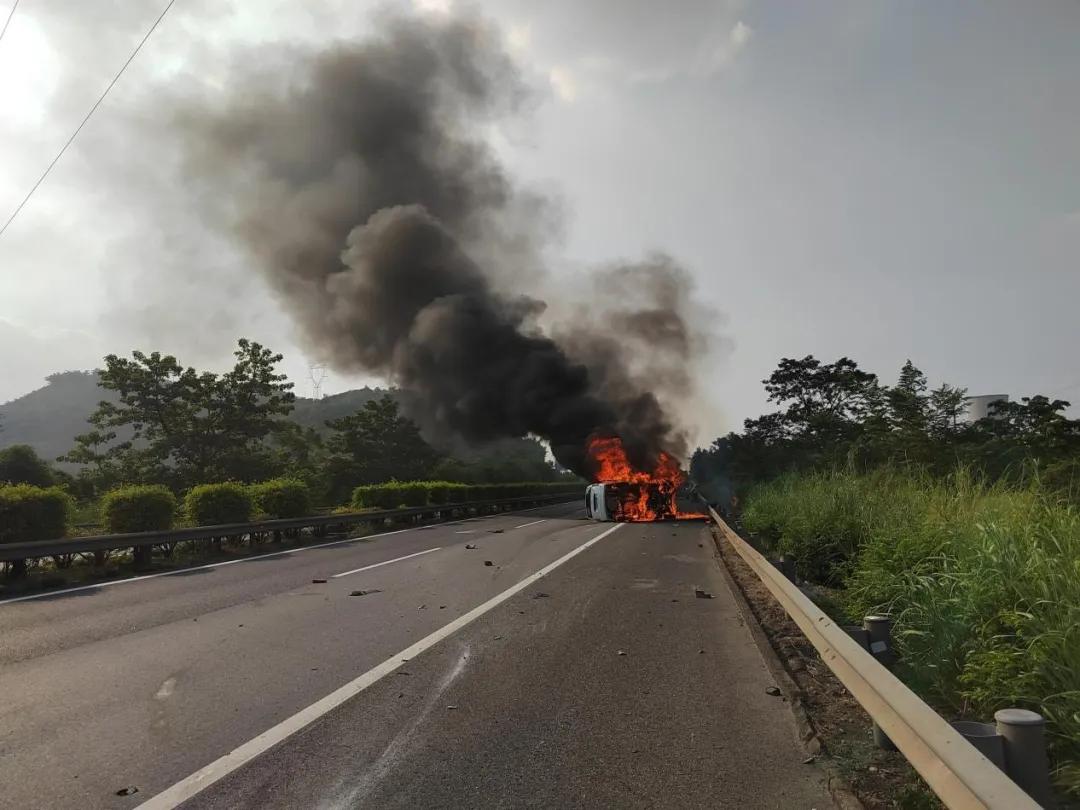 法治热点早知道,法治在线轿车高速上意外起火