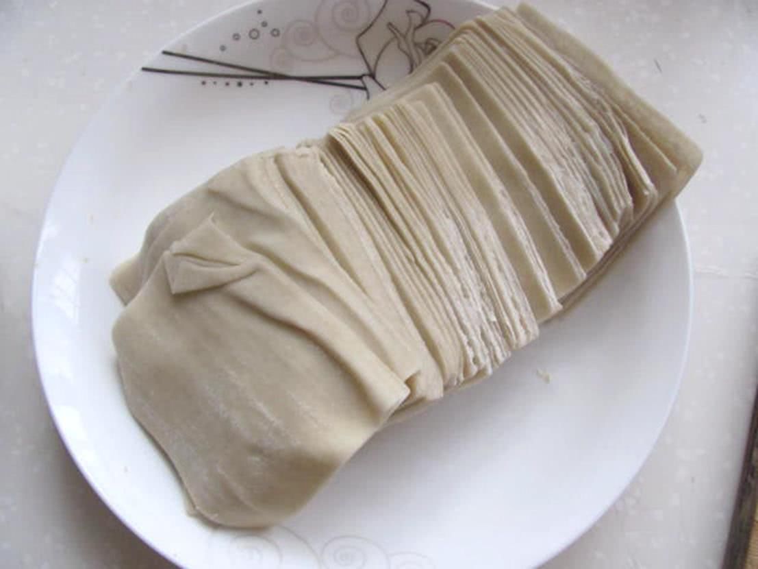 多余的饺子皮、馄饨皮千万不要扔,简单处理一下,秒变美味小吃