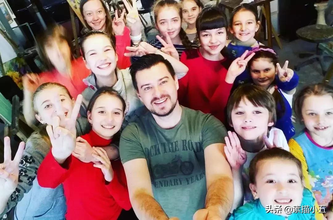 他画的素描无与伦比,他画的画栩栩如生让人拍案叫绝