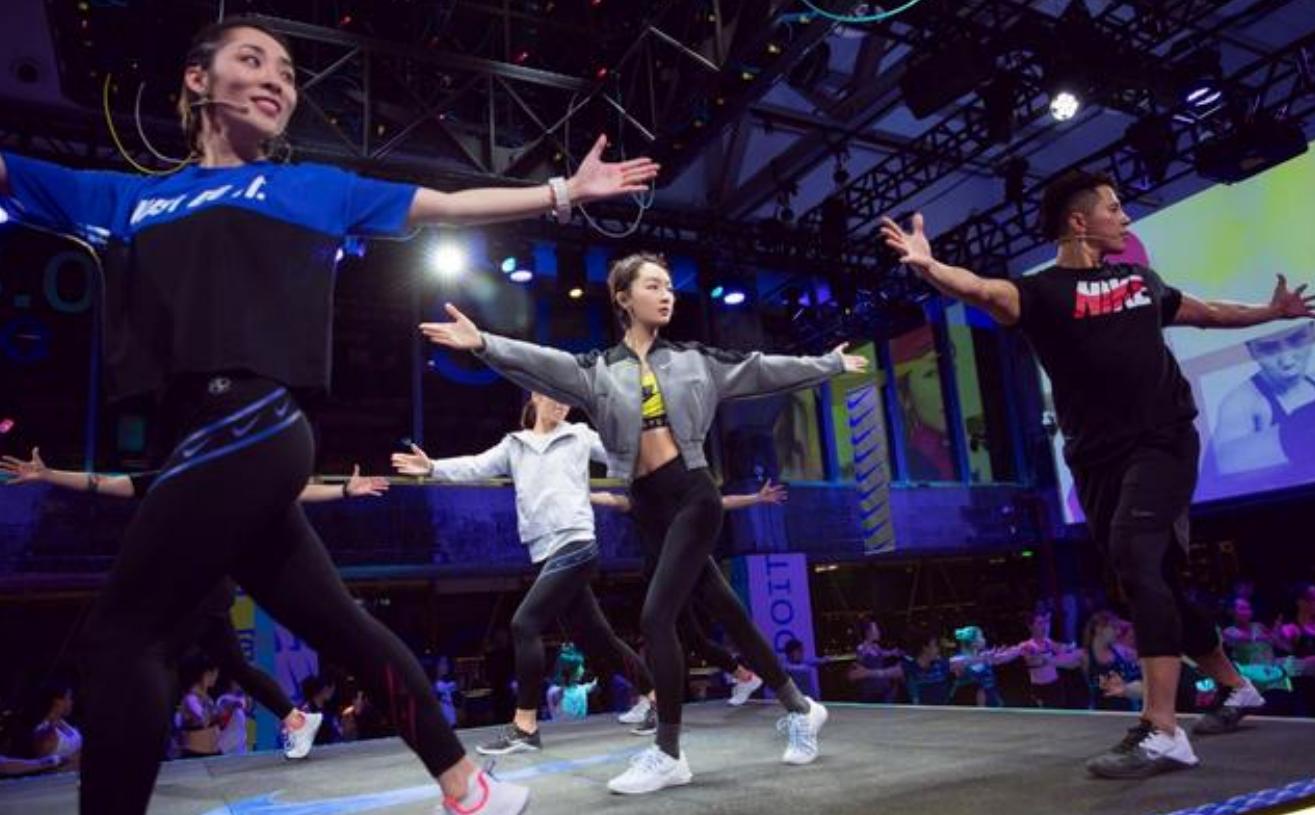 周冬雨身穿清新的薄荷色挂脖礼服,周冬雨巴黎时装周露腰撞色造型