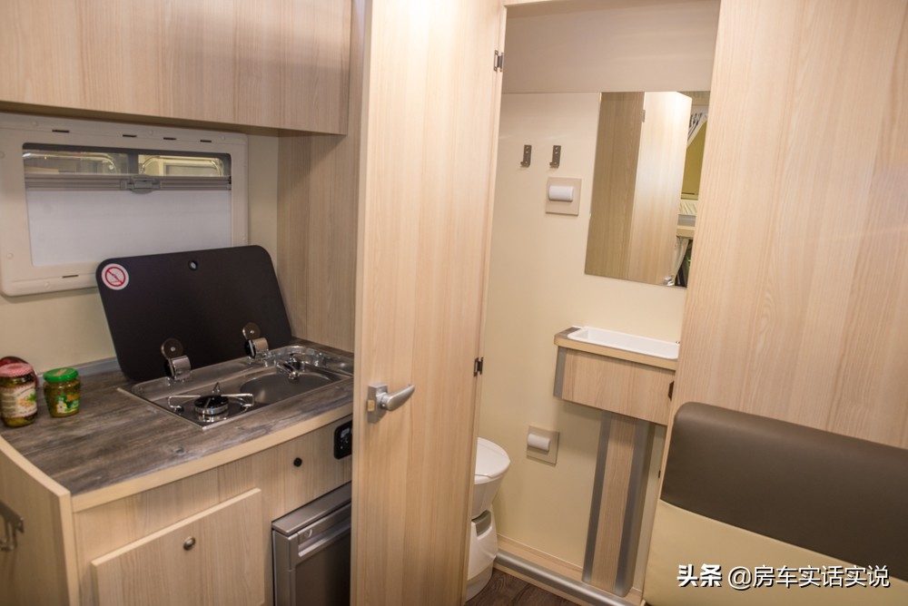 和一般常见的皮卡房车布局不同,dmax皮卡房车六座布局