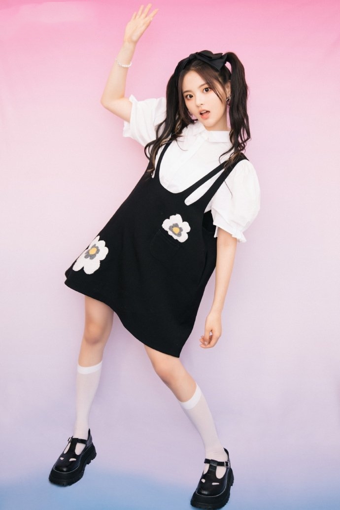 杨超越少女过膝袜,杨超越穿黑色直筒袜