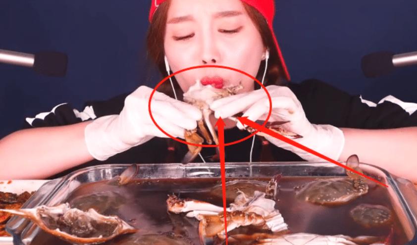 美女吃螃蟹直播视频,美女直播吃超大螃蟹