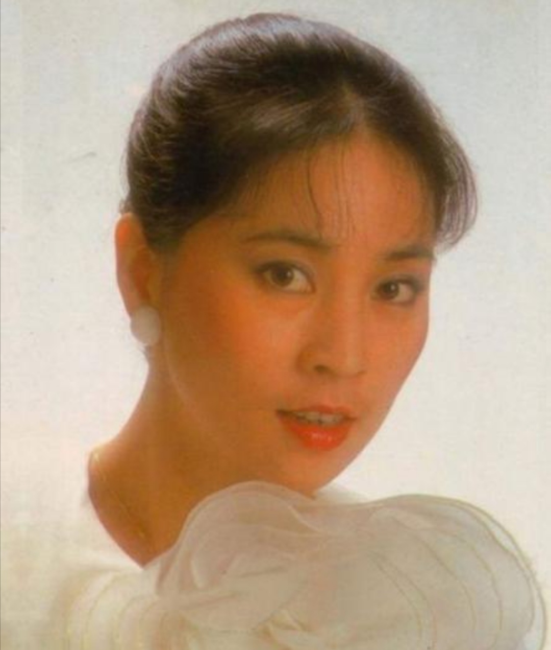 从伴舞女郎到影后，嫁功夫巨星拥有上亿身家，62岁却遭儿子入狱