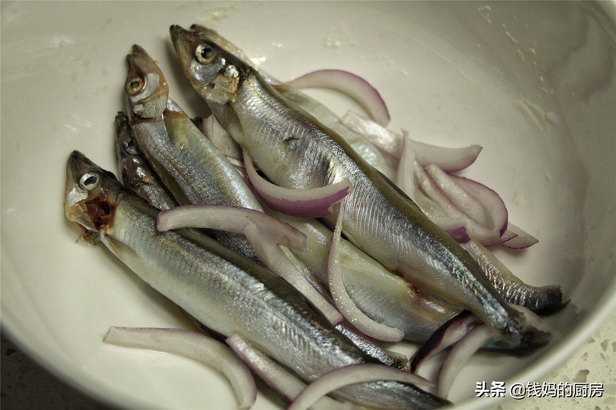 每次去超市碰到这鱼都会买，2元1条，煎一煎下酒真的很香