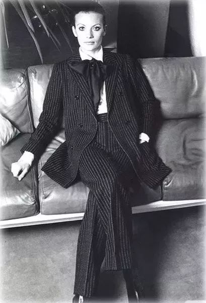 那个卖口红的YSL，教会女孩不色情的穿黑*袜丝**