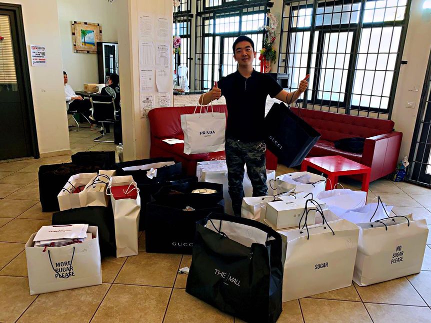 留学生美国做直播卖货，靠一部手机暴富后却休了学，美国人看不懂