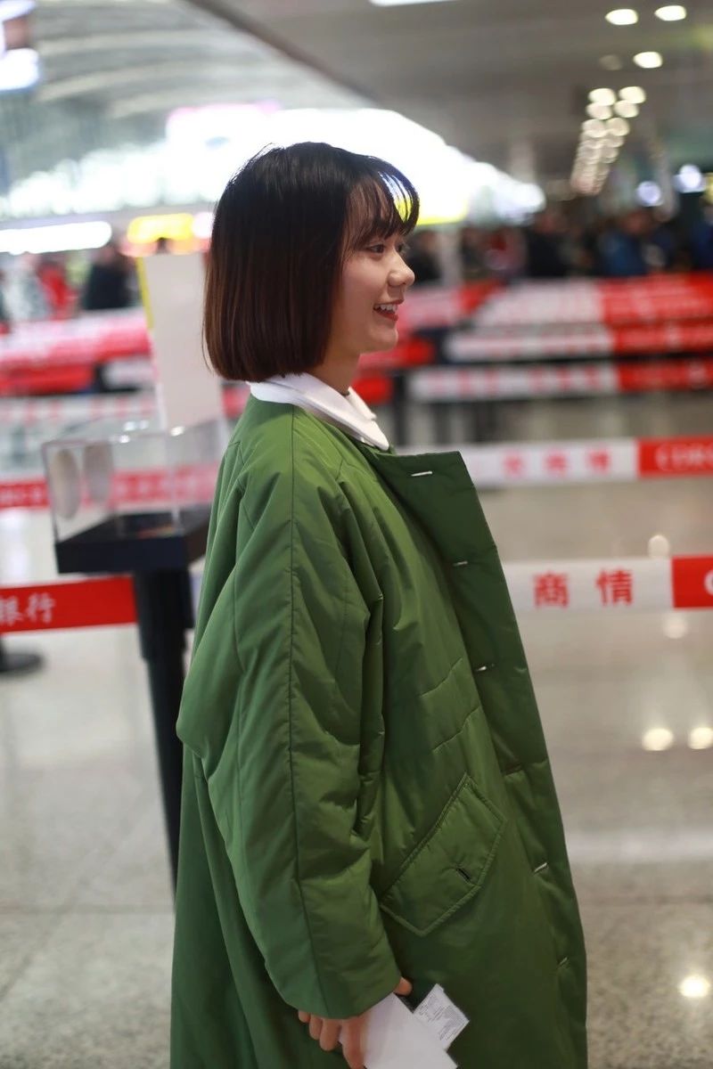 段奥娟蓝色衣服,段奥娟机场绿衣