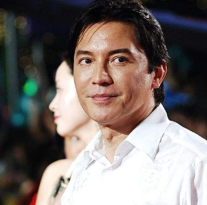 王祖贤喜欢尊龙到什么程度 (尊龙有没有和王祖贤在一起)