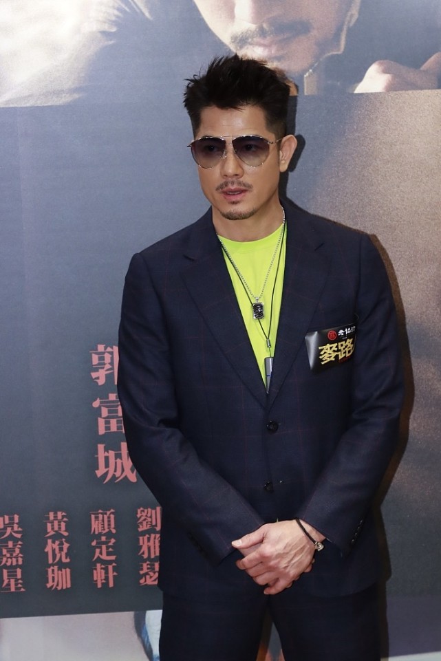 57岁郭富城穿西装笔挺出活动,郭富城双排扣西装搭配