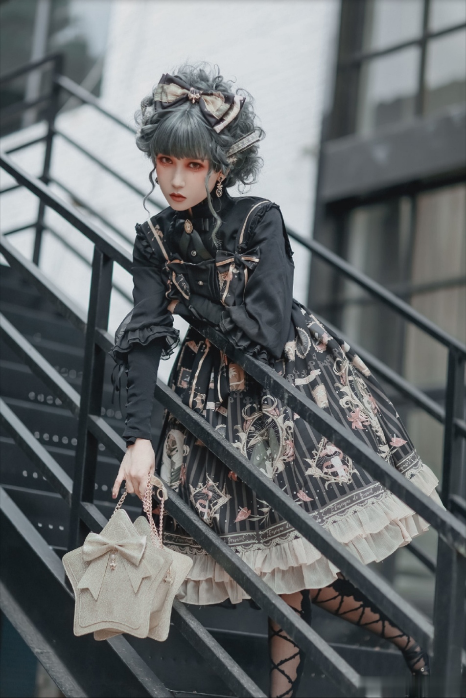 华尔笔下的堕天使,灰蓝盘发哥特lo娘,厌世妆容黑暗而优雅