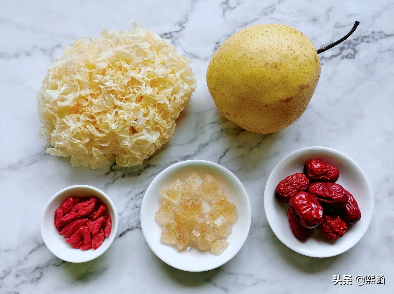 银耳和雪梨一起下锅能不能熬出胶,鲜银耳炖雪梨正确做法